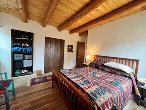 128 Dona Ana Dr in Taos, NM - Foto de edificio - Building Photo