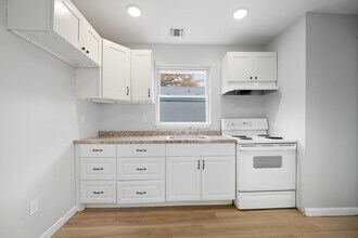 212 N 1st St, Unit 2 in Paterson, NJ - Foto de edificio - Building Photo