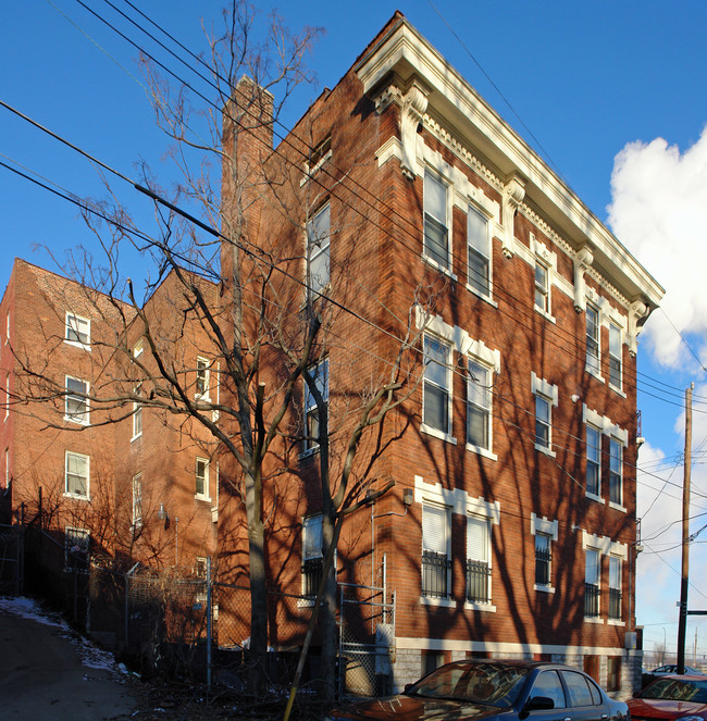 2930 Short Vine St in Cincinnati, OH - Foto de edificio - Building Photo