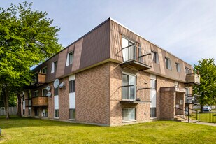 5370 Milan in Brossard, QC - Building Photo
