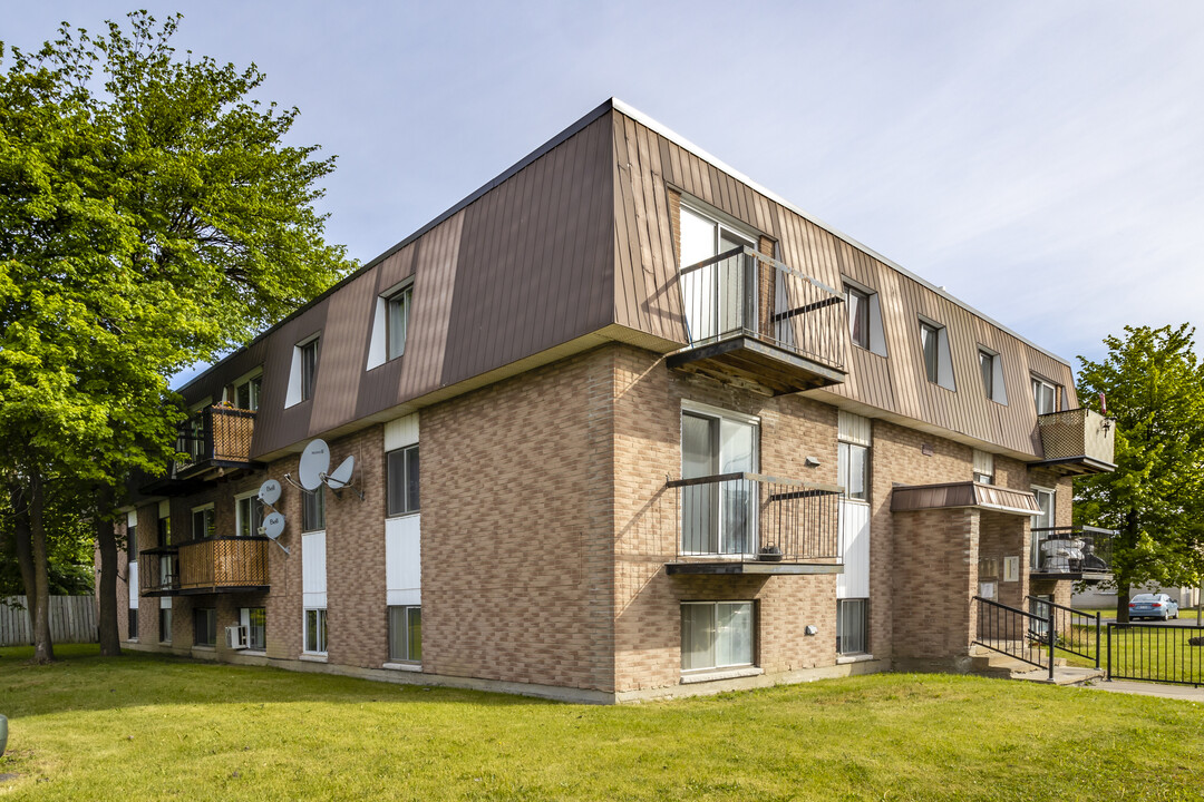 5370 Milan in Brossard, QC - Building Photo