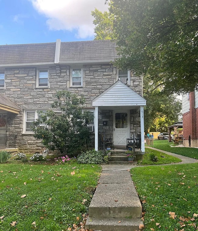 property at 913 E 21st St