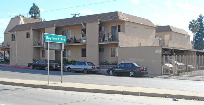 2165 Woodbury Rd in Altadena, CA - Foto de edificio - Building Photo