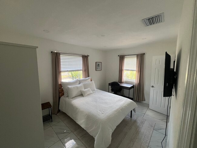 4200 NW 11th Ct in Miami, FL - Foto de edificio - Building Photo