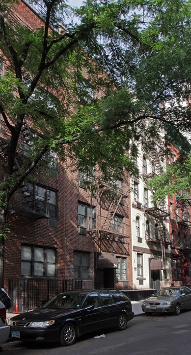 310 E 90th St in New York, NY - Building Photo