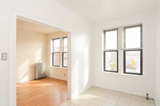 2704 N Sawyer Ave in Chicago, IL - Building Photo - Building Photo