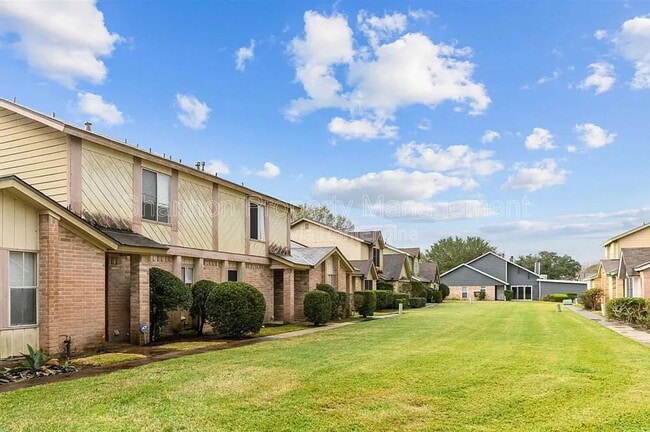 2053 Country Village Blvd in Humble, TX - Foto de edificio - Building Photo