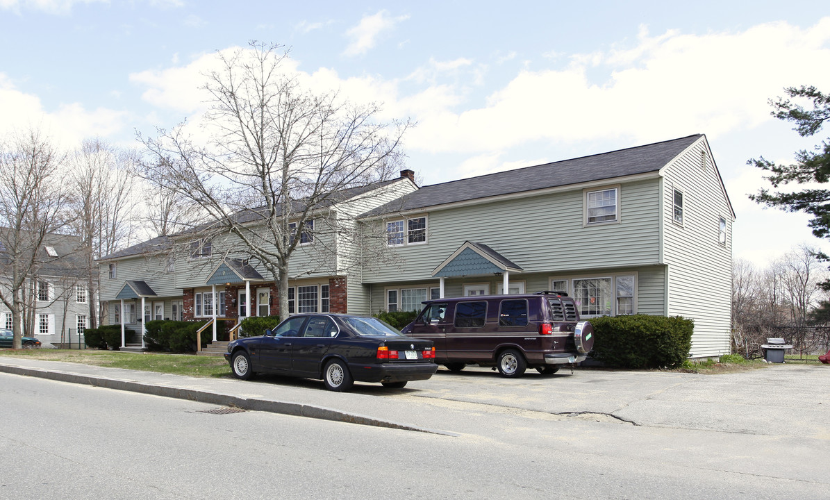 2 South Ave in Derry, NH - Building Photo