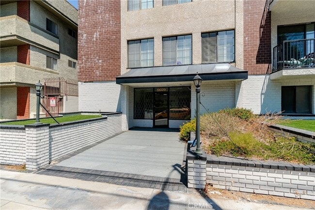 19029 Nordhoff St, Unit 108 in Los Angeles, CA - Building Photo - Building Photo