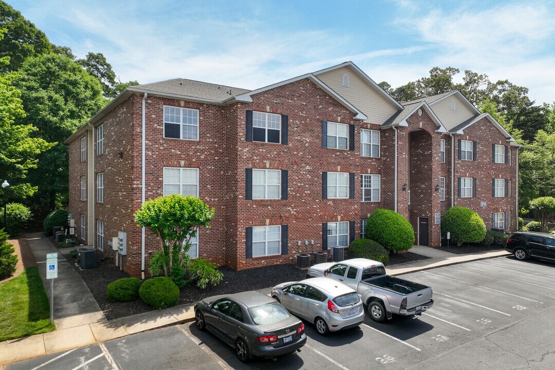 Cotswold Park in Greensboro, NC - Building Photo