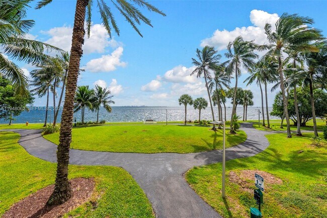 3 Grove Isle Dr, Unit C605 in Coral Gables, FL - Foto de edificio - Building Photo