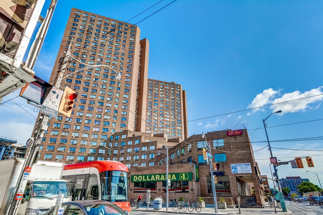 The Crossways in Toronto, ON - Building Photo