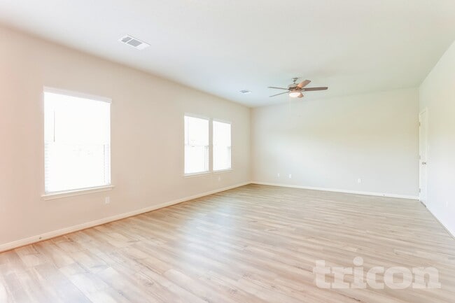 13515 Emerson Wy in Saint Hedwig, TX - Foto de edificio - Building Photo