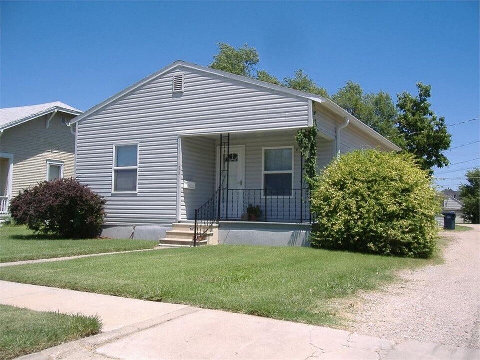 1520 N Washington St in Hutchinson, KS - Building Photo