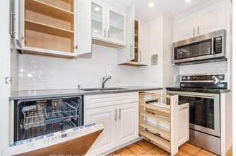 31 Harris St, Unit 702 in Brookline, MA - Building Photo - Building Photo