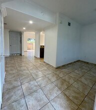 7250 NW 174th Terrace in Hialeah, FL - Foto de edificio - Building Photo
