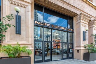 Pacific Electric Lofts in Los Angeles, CA - Foto de edificio - Building Photo