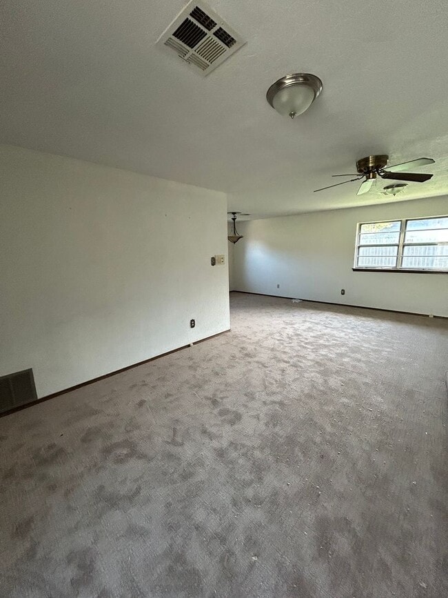 2305 NW Ivanhoe Pl in Lawton, OK - Building Photo - Building Photo