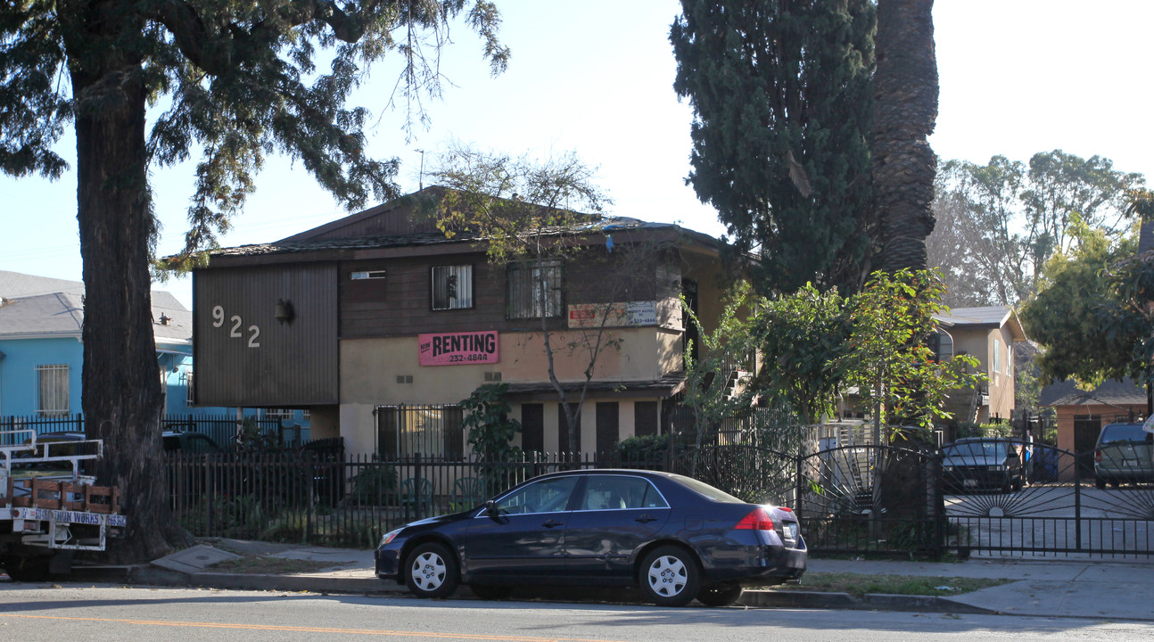 922 E Adams Blvd in Los Angeles, CA - Building Photo