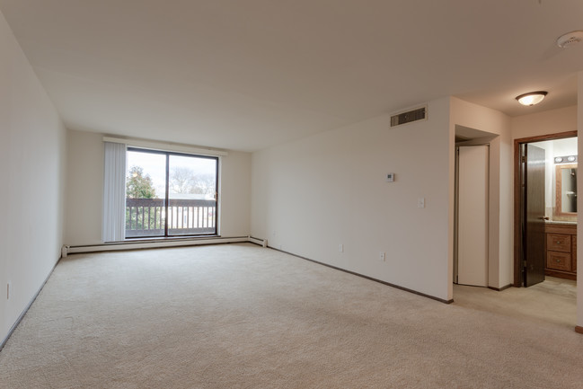 Bayside Village Apartments in Bayside, WI - Building Photo - Interior Photo