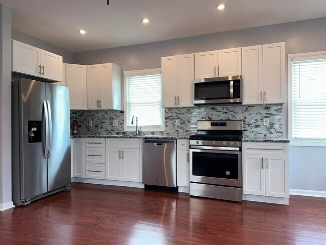 220 Lafayette Ave, Unit Unit B in Lyndhurst, NJ - Building Photo - Building Photo