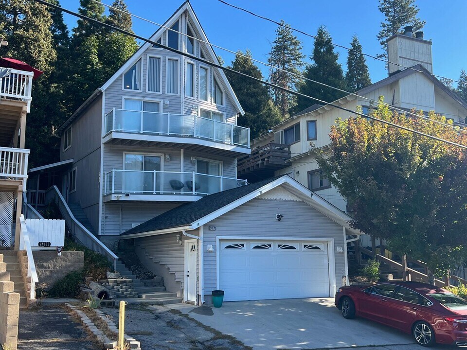 24172 Zurich Dr in Crestline, CA - Building Photo