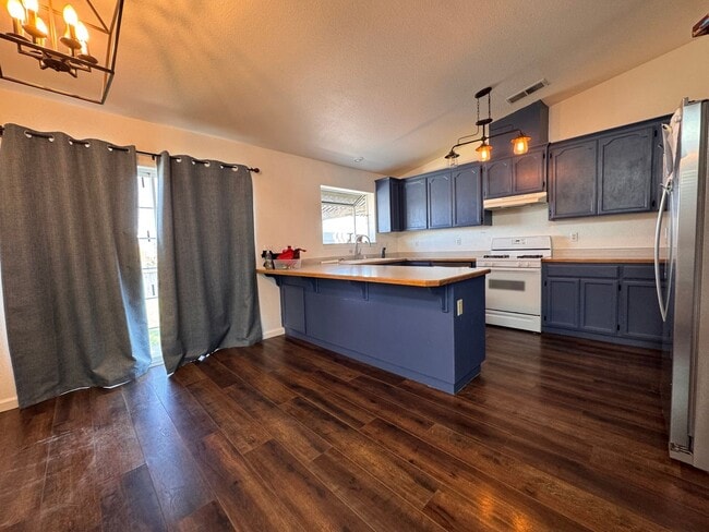 1130 Shadow Mountain Dr in Susanville, CA - Building Photo - Building Photo