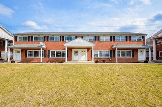 Lake Briarwood Townhomes in Arlington Heights, IL - Building Photo - Building Photo