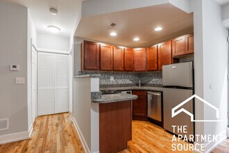 556 W Arlington Pl, Unit 609 in Chicago, IL - Building Photo - Building Photo