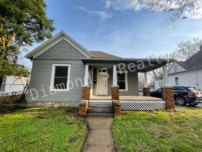 property at 923 W Elm St