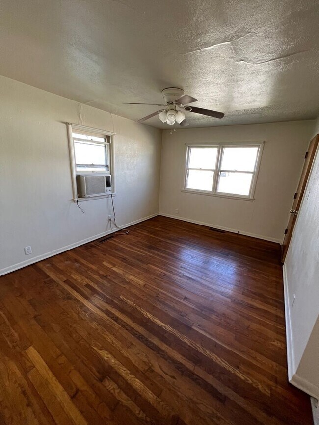 1021 Brown St-Unit -1023 in Junction City, KS - Building Photo - Building Photo