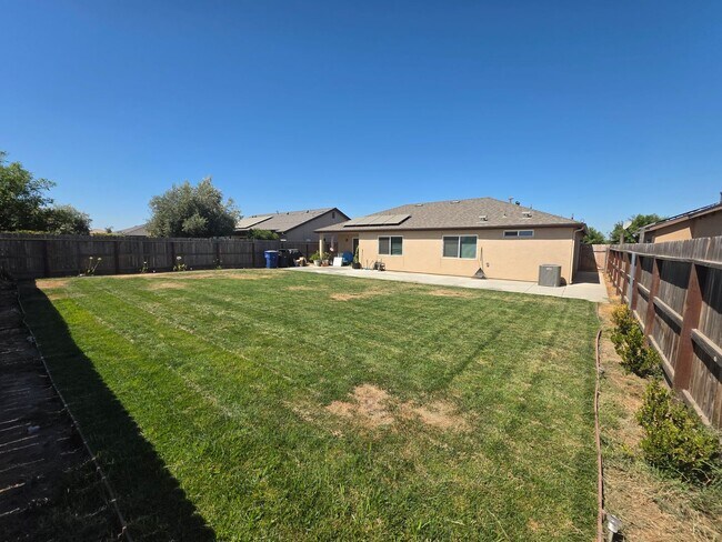 2279 Elizabeth Dr in Hanford, CA - Building Photo - Building Photo