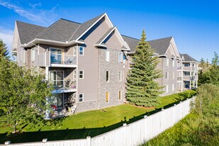 2000 Tuscarora NW in Calgary, AB - Building Photo - Building Photo