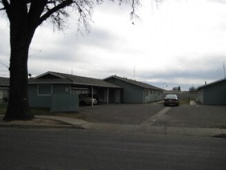 1513-1609 E Douglas Ave in Visalia, CA - Foto de edificio