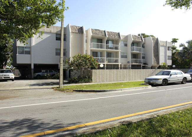 Townhouse Manor in Miami, FL - Foto de edificio - Building Photo