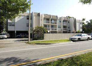 Townhouse Manor in Miami, FL - Building Photo - Building Photo