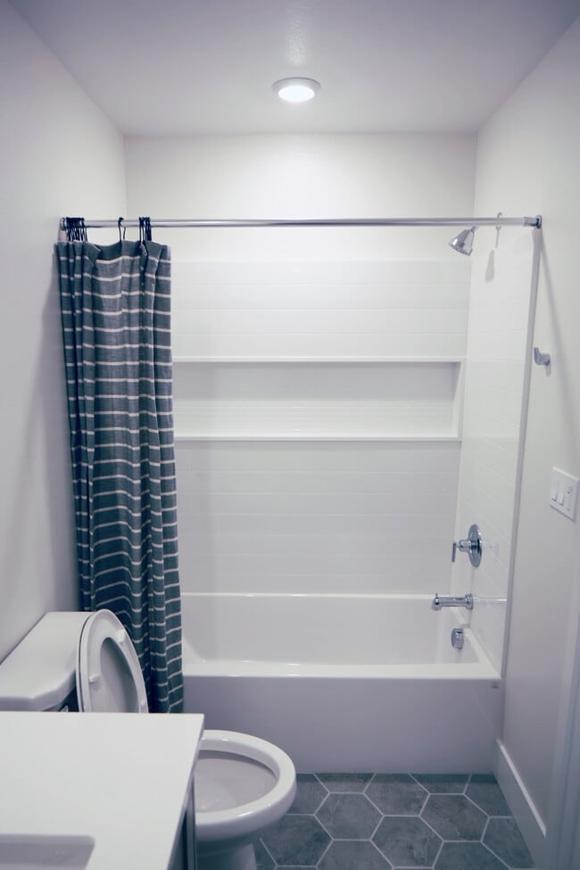 5592 Holly Bay Ave, Unit C in Dublin, CA - Foto de edificio - Building Photo