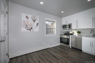 70 Middleton Rd in Bohemia, NY - Foto de edificio - Building Photo