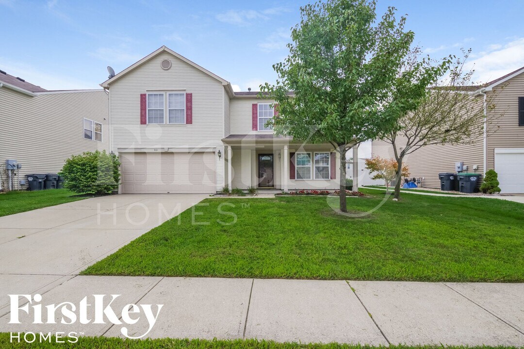 861 Southern Pines Dr in Whiteland, IN - Building Photo