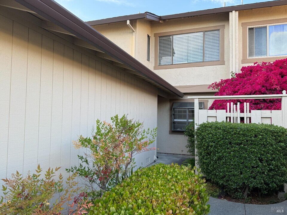 1121 Grove Cir in Benicia, CA - Building Photo