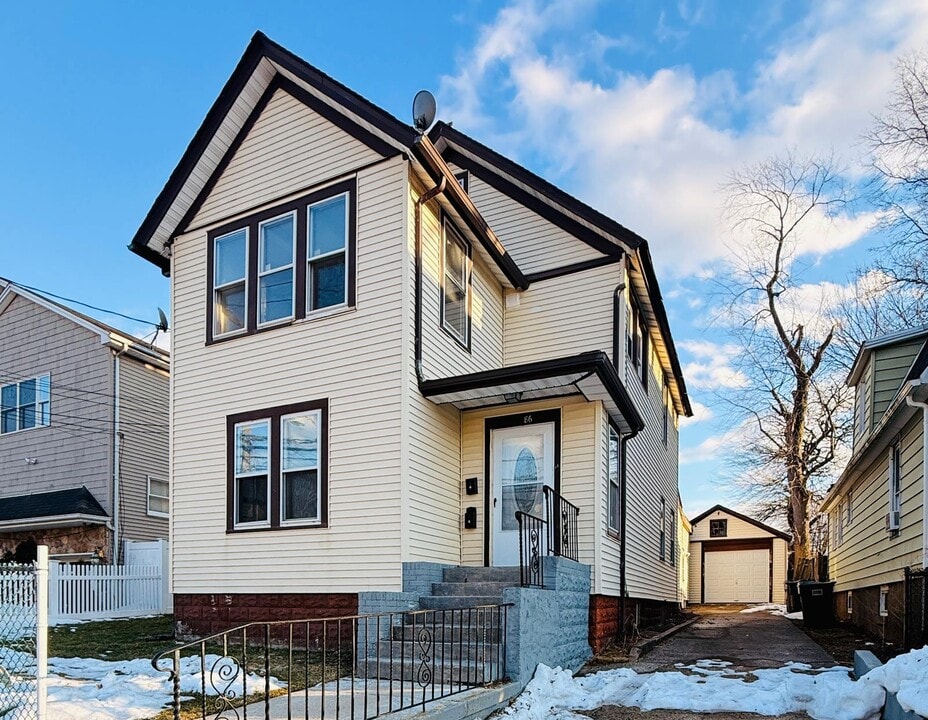 86 W Main St in Bergenfield, NJ - Building Photo