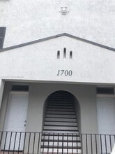 1700 NW 22nd Ct in Miami, FL - Foto de edificio - Building Photo