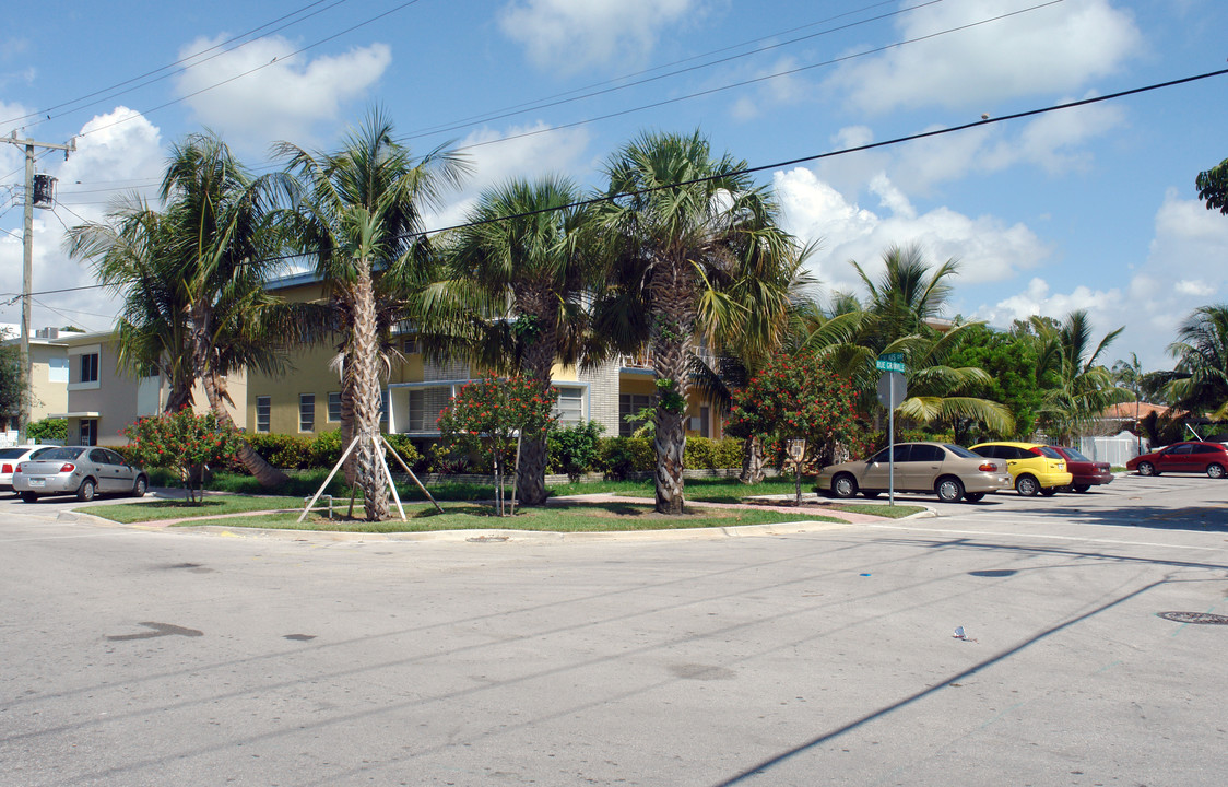 1905 Calais Dr in Miami Beach, FL - Foto de edificio