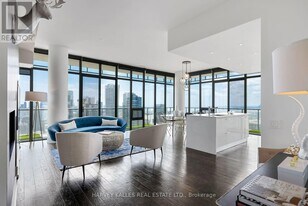 33 Charles St E in Toronto, ON - Building Photo