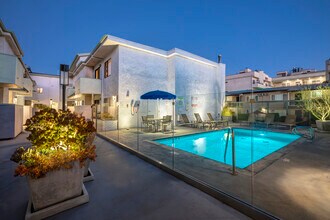 Kester Ave. in Sherman Oaks, CA - Foto de edificio - Building Photo
