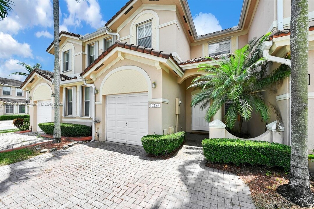 12426 SW 122nd St in Miami, FL - Foto de edificio