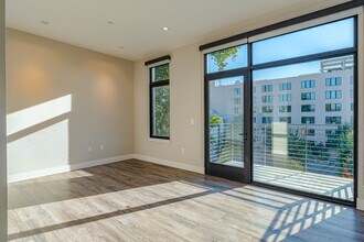 The Carlaw in Sacramento, CA - Building Photo - Interior Photo