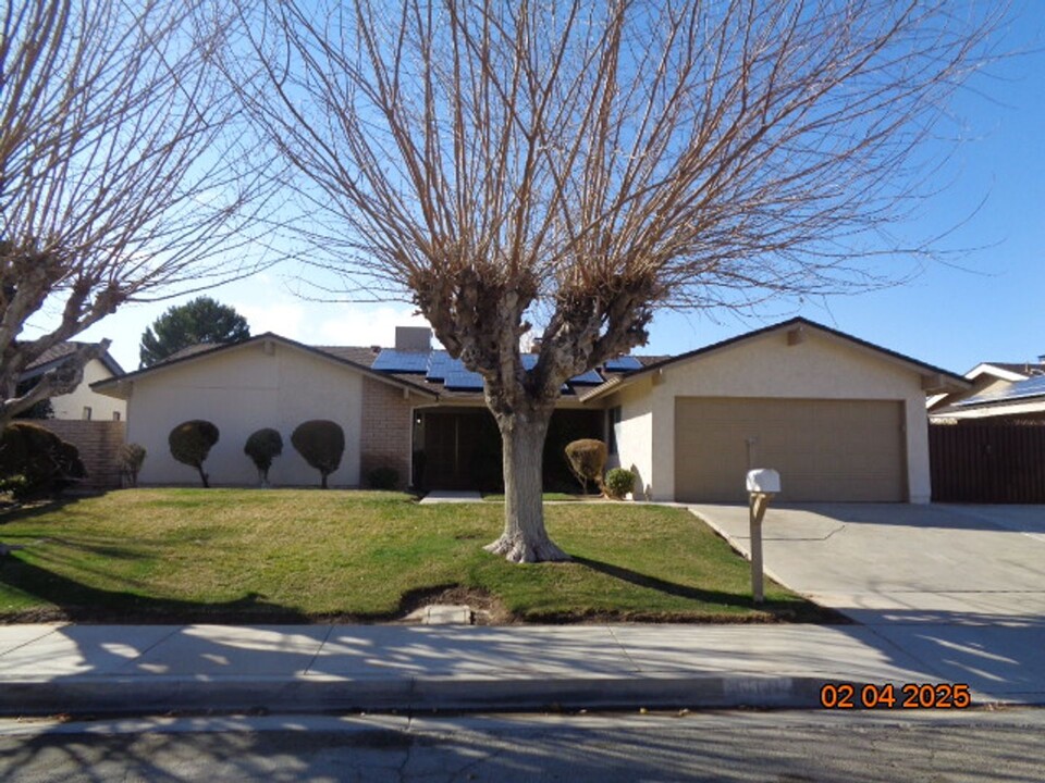 44141 Galion Ave in Lancaster, CA - Foto de edificio