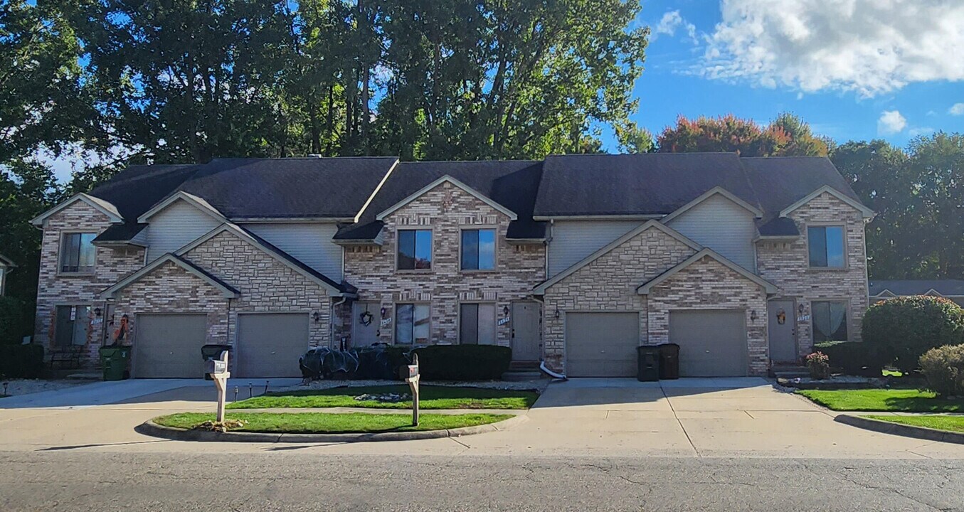 8424 Annsbury Dr in Shelby Township, MI - Building Photo