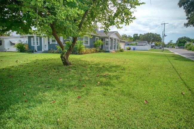555 54th St N in St. Petersburg, FL - Building Photo - Building Photo